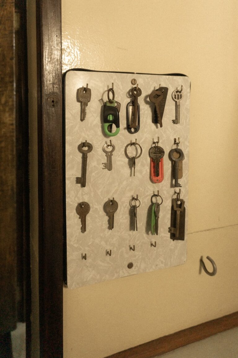 Nie zapomnij o detalach – szafki na klucze i apteczki, które warto mieć w firmie