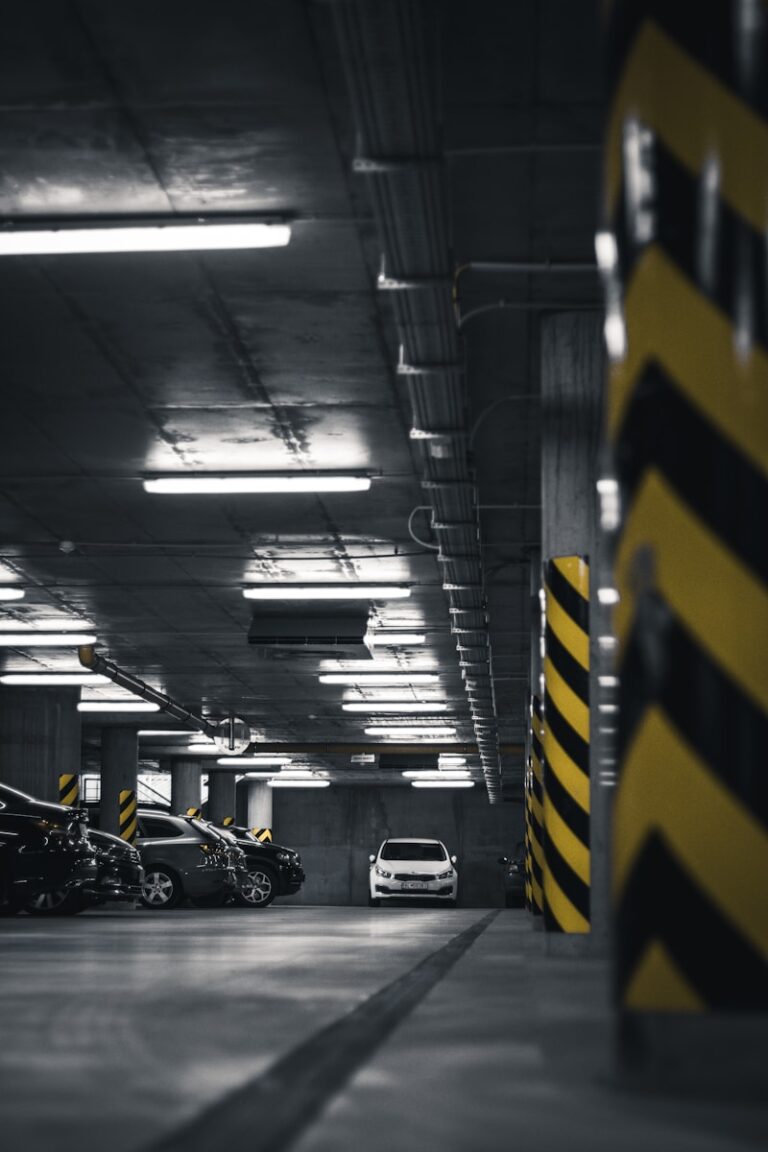 Parkingi strzeżone – jak znaleźć bezpieczne miejsce postojowe?