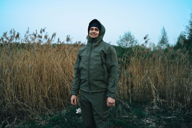 Odzież taktyczna na co dzień – czym różni się od klasycznej odzieży outdoorowej?